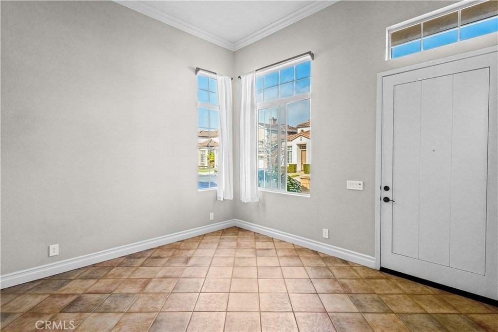 5356 Charlotta Dr - Photo 4 of 34