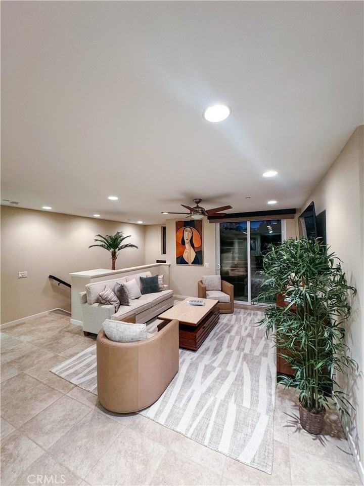 81 Waldorf - Photo 4 of 30