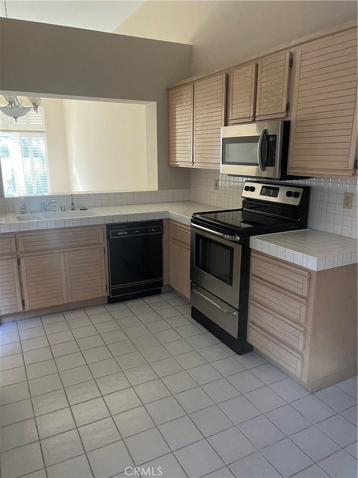 21597 San Lorenzo - Photo 5 of 6