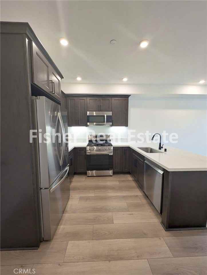 402 W Grand Ave #106 - Photo 5 of 14