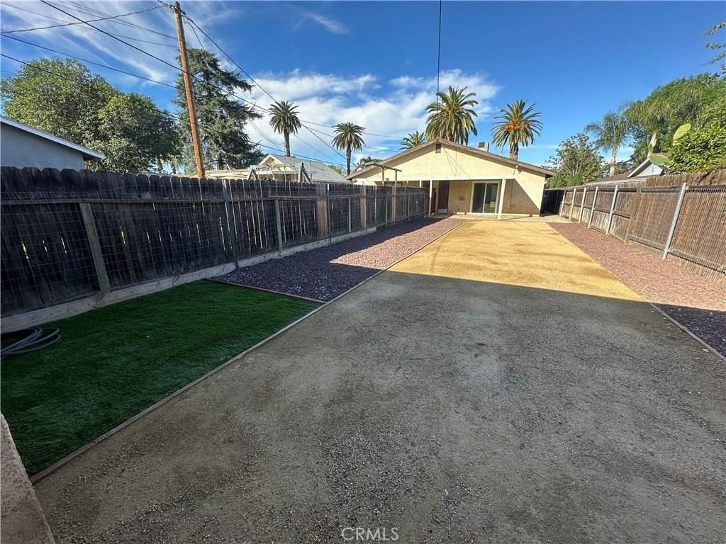 2576 Lime St - Photo 4 of 20