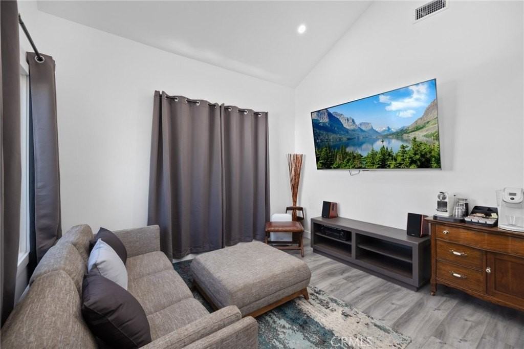 618 E Buckthorn St - Photo 3 of 20