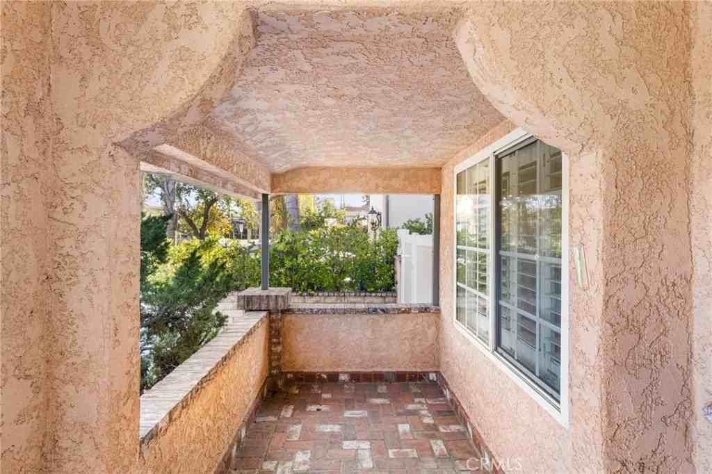 5227 Bellaire Ave - Photo 4 of 25