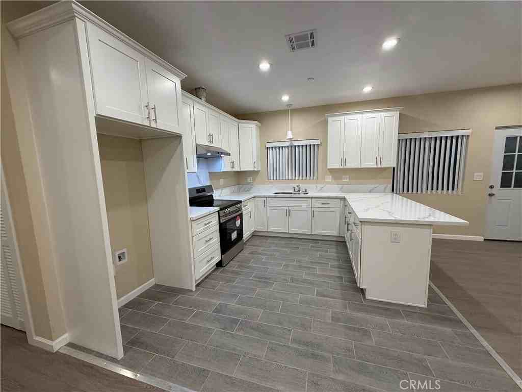 114 Bradbury Dr - Photo 3 of 15