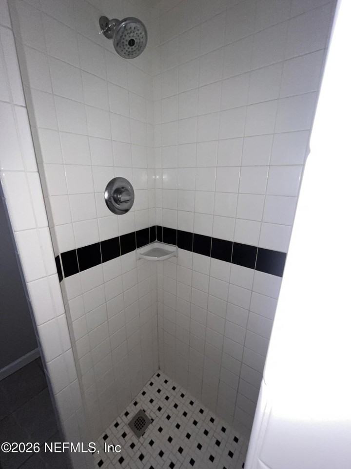 10901 Hardwick Ln - Photo 7 of 12