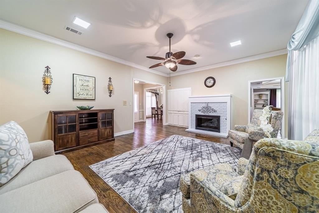 3305 Eisenhower Ln - Photo 4 of 23