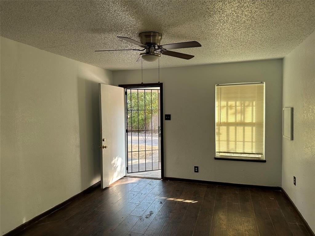 2710 Mitchell St - Photo 4 of 15