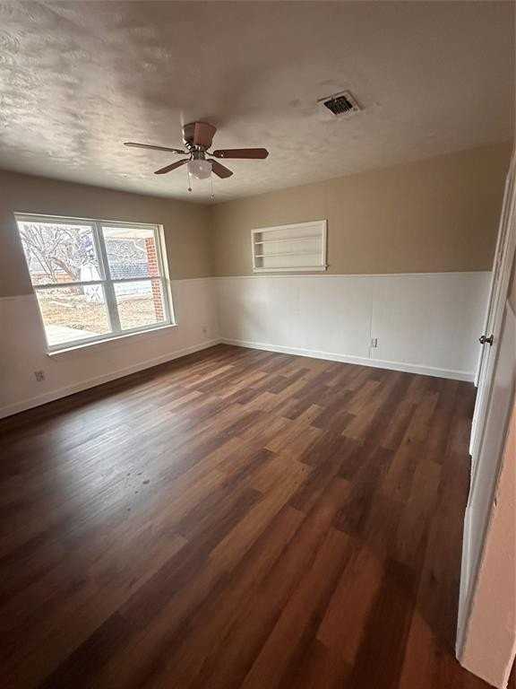 1210 Hall St - Photo 4 of 32