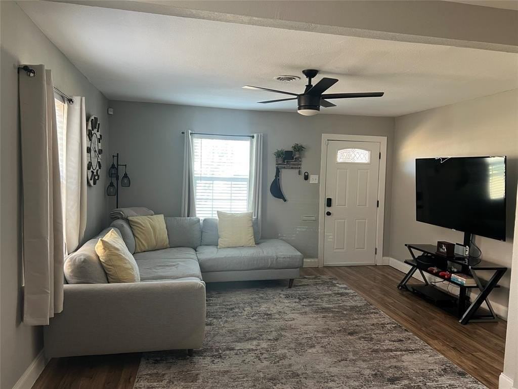 1840 Prairie View Dr - Photo 4 of 17