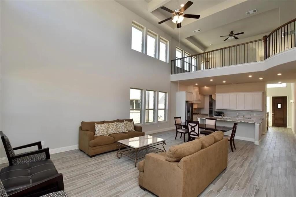 1004 Sundrop Dr - Photo 3 of 7