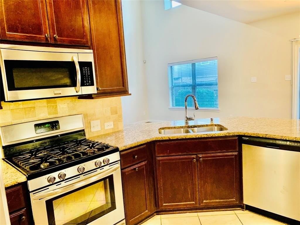 912 Brookville Ct - Photo 4 of 27