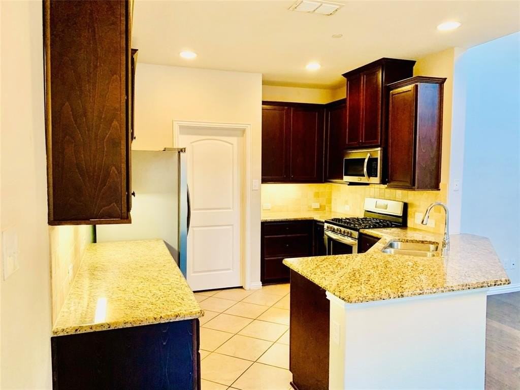 912 Brookville Ct - Photo 5 of 27