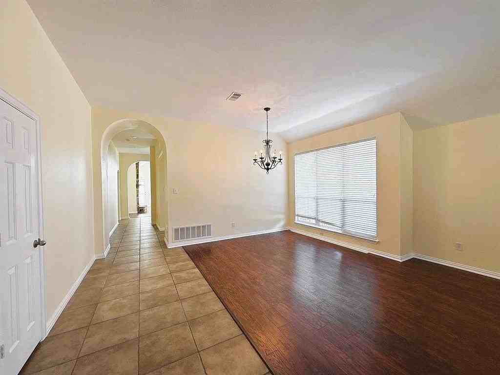 132 Cassandra Dr - Photo 4 of 17