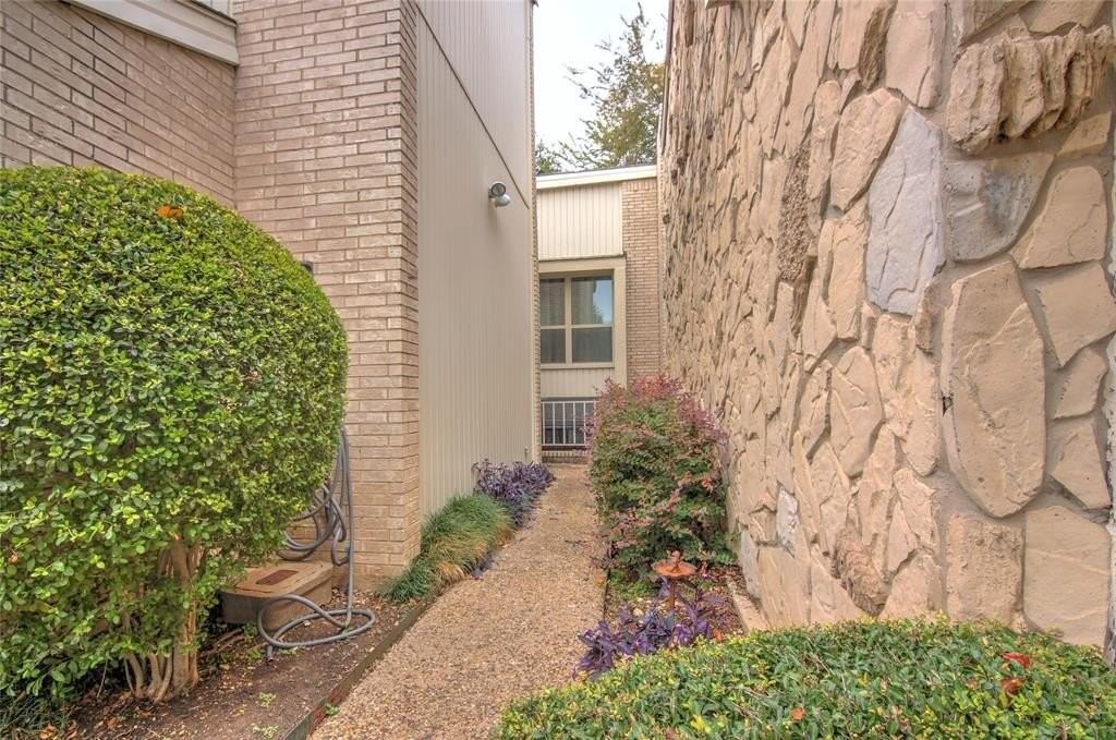 2933 Country Place Cir - Photo 2 of 34