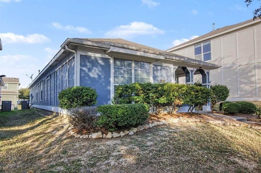 10925 Caldwell Ln - Photo 2 of 32