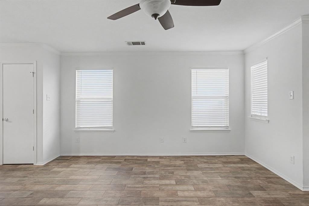 10925 Caldwell Ln - Photo 7 of 32