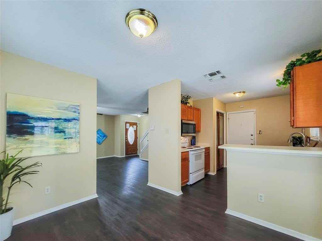 823 Wyndham Pl - Photo 3 of 19