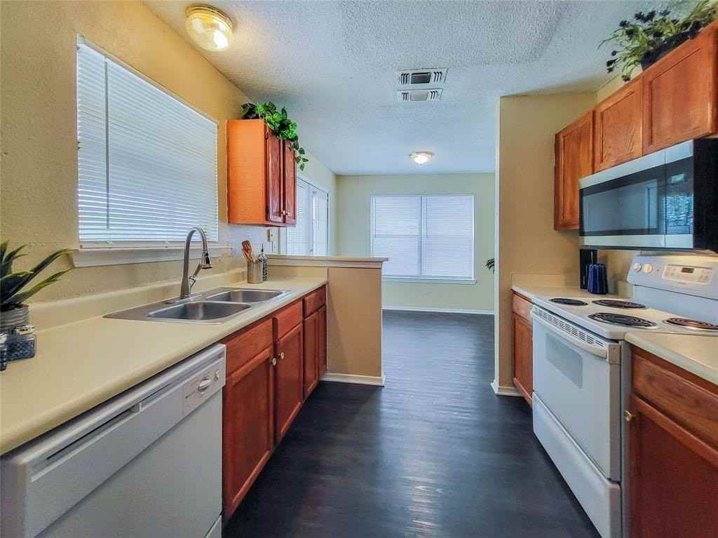 823 Wyndham Pl - Photo 4 of 19