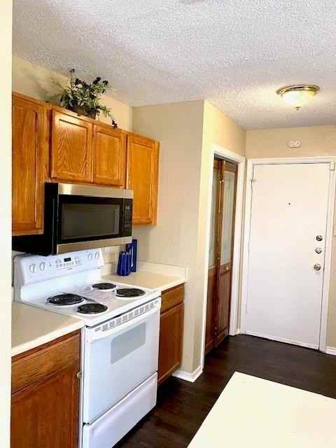 823 Wyndham Pl - Photo 5 of 19