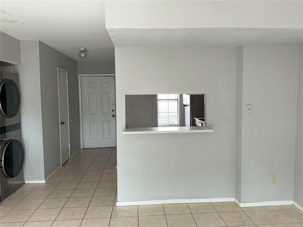 732 W Collins St - Photo 4 of 16