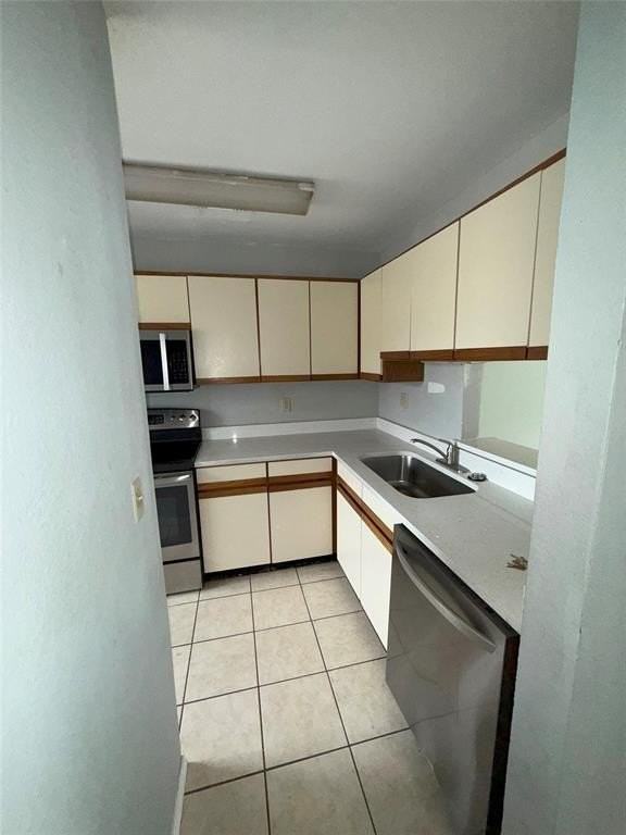 732 W Collins St - Photo 5 of 16