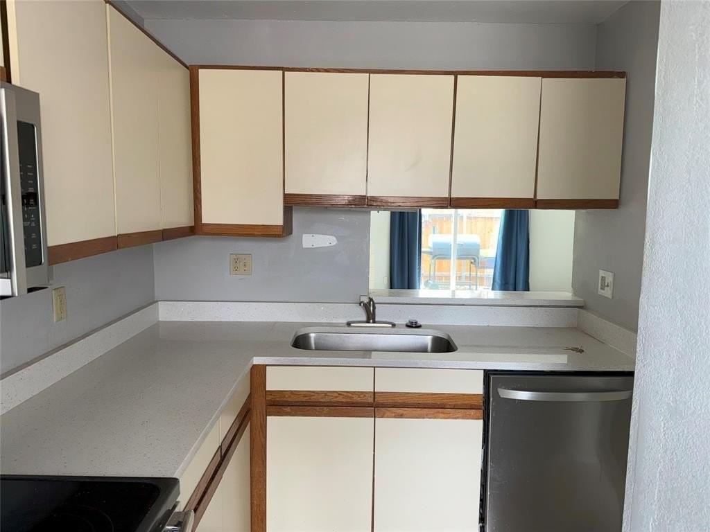 732 W Collins St - Photo 6 of 16