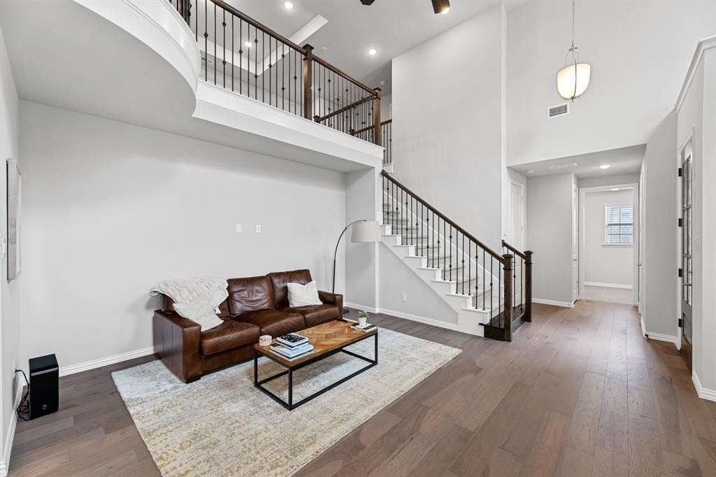 3904 Gildas Ln - Photo 5 of 33