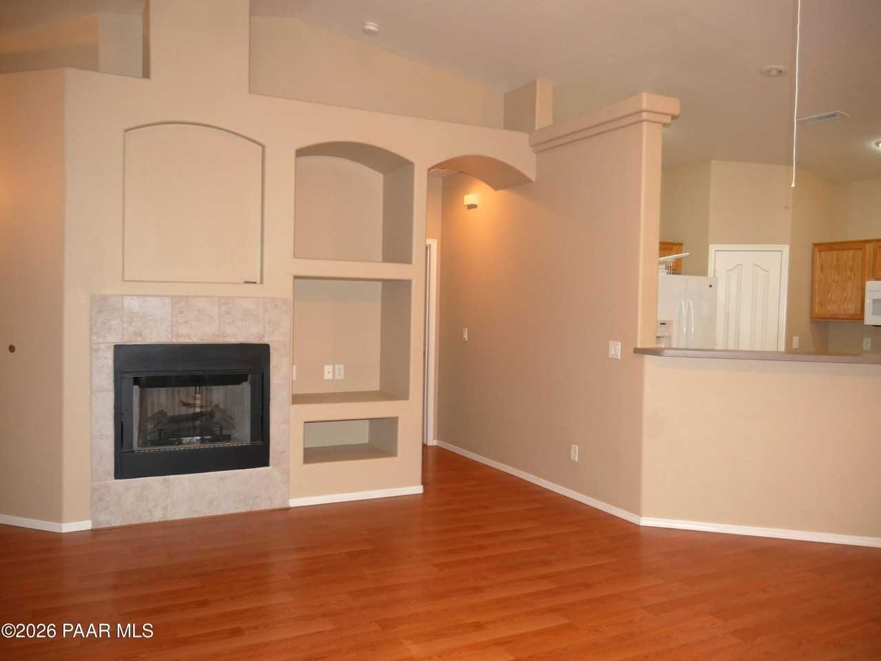 5474 N Ardmore Ave - Photo 3 of 13