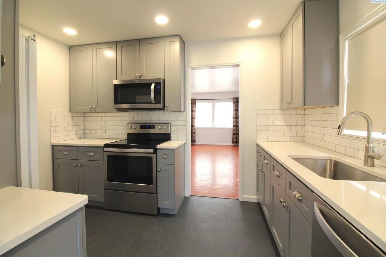 1302 Wilson St - Photo 3 of 14