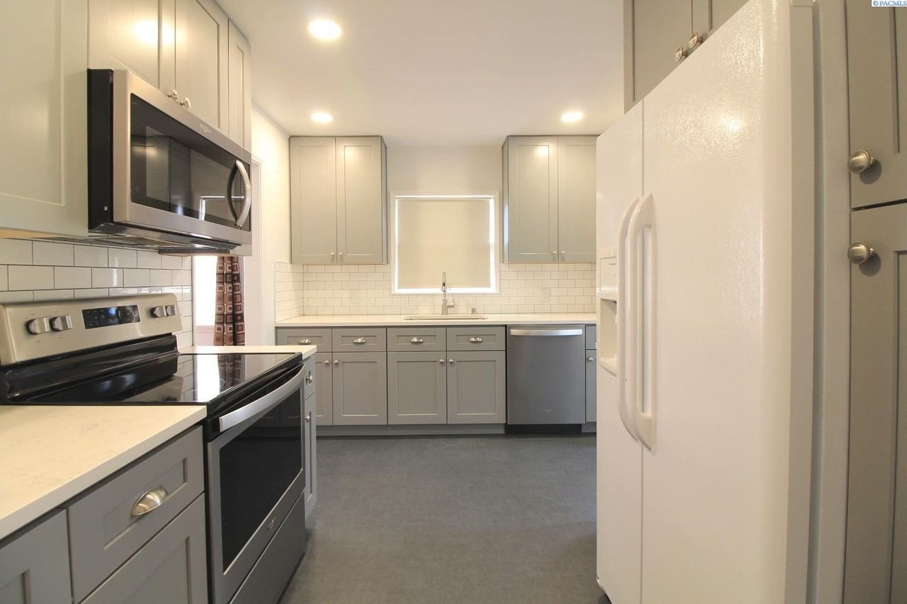 1302 Wilson St - Photo 4 of 14