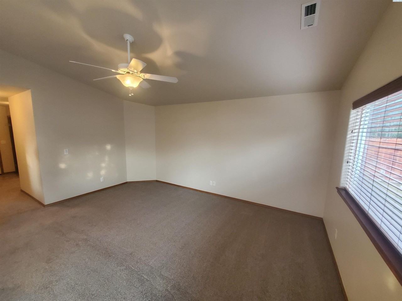 1627 Cactus Loop - Photo 4 of 11