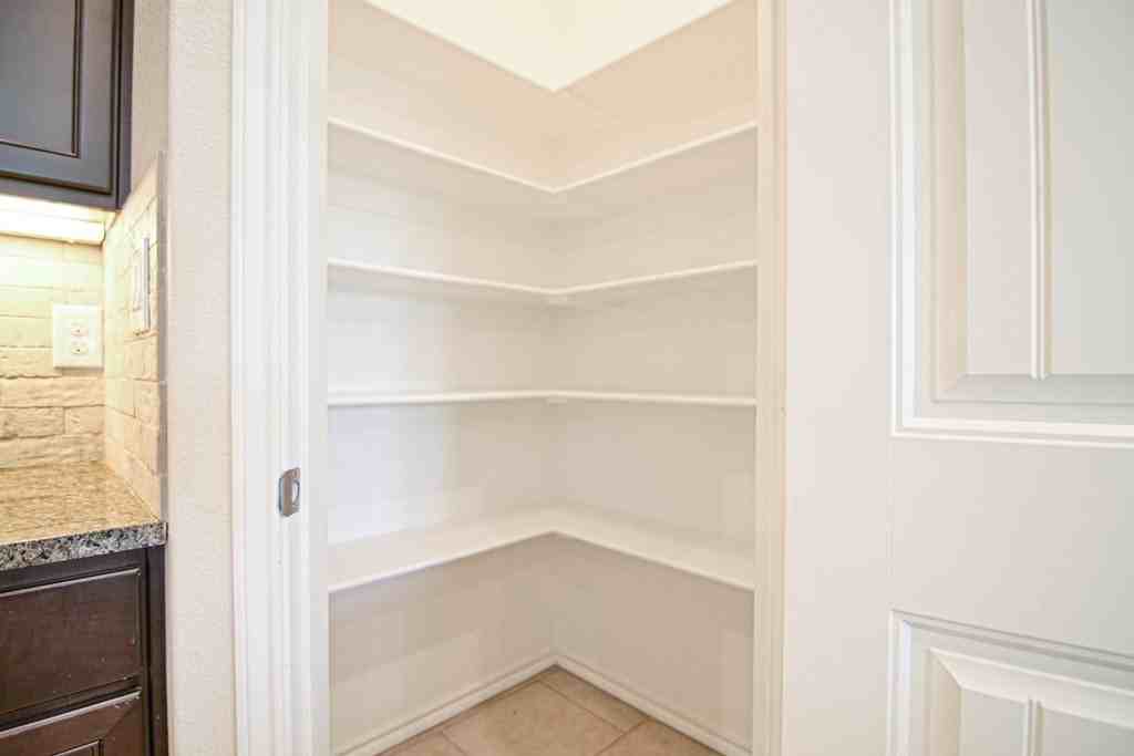 719 Bronco Ct - Photo 4 of 25