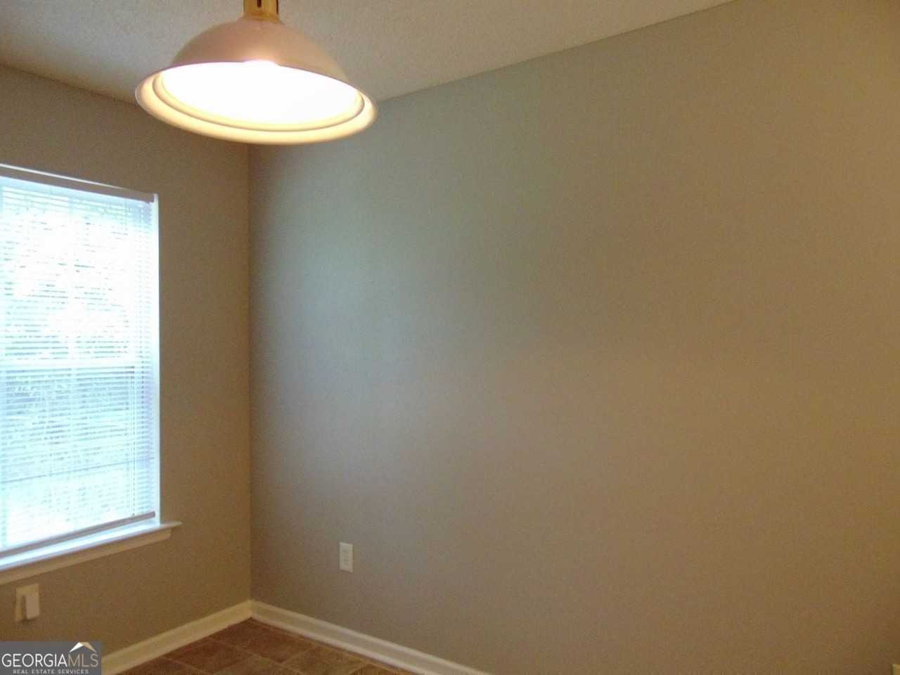 645 Ell St - Photo 6 of 19