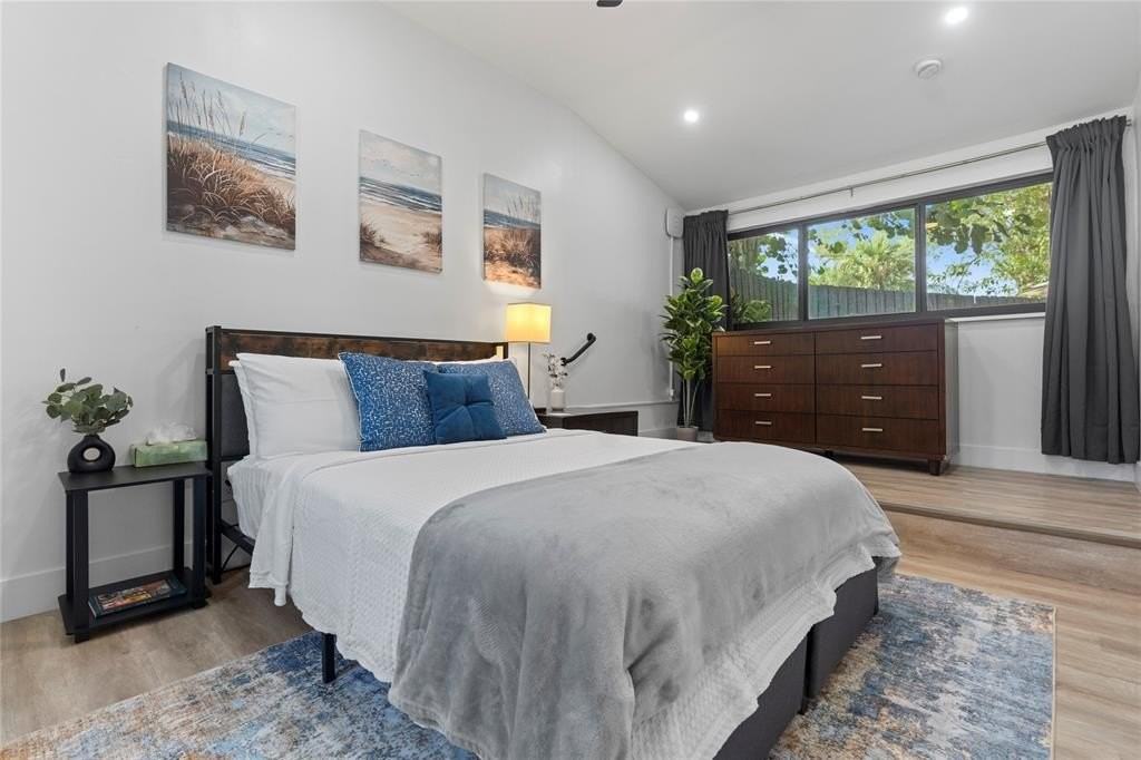 719 Ne 36th St - Photo 3 of 44