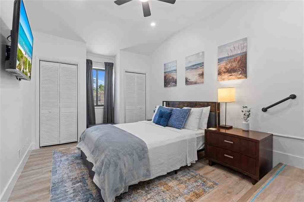 719 Ne 36th St - Photo 4 of 44