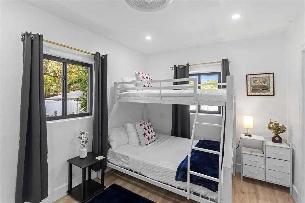 719 Ne 36th St - Photo 6 of 44