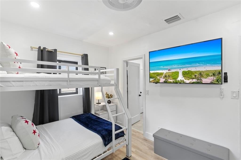 719 Ne 36th St - Photo 7 of 44