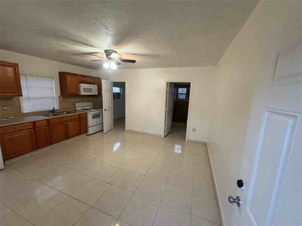 701 N J St #C - Photo 3 of 4