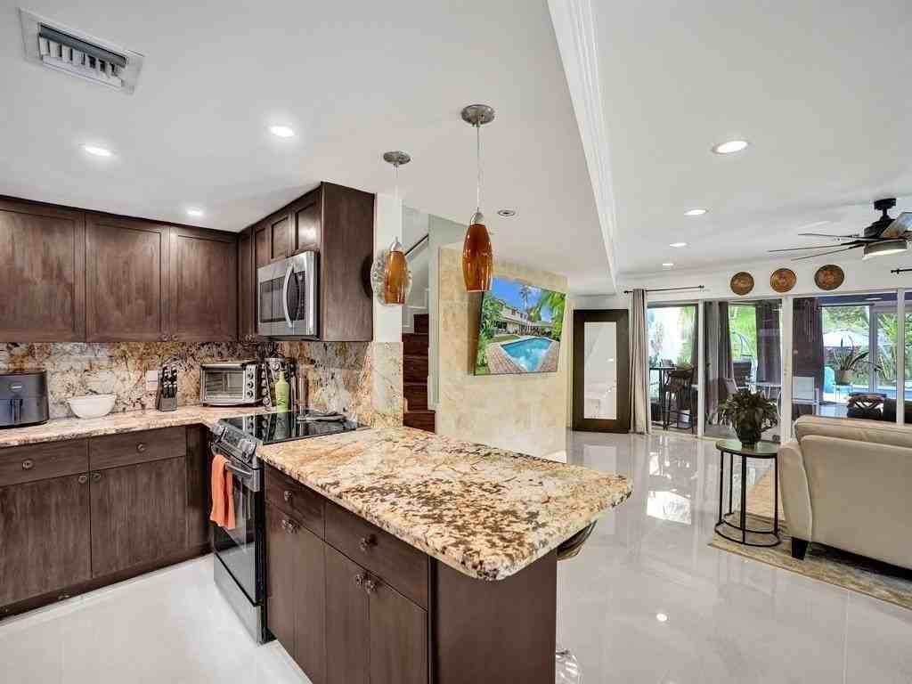 814 Se 13th St #4 - Photo 3 of 25