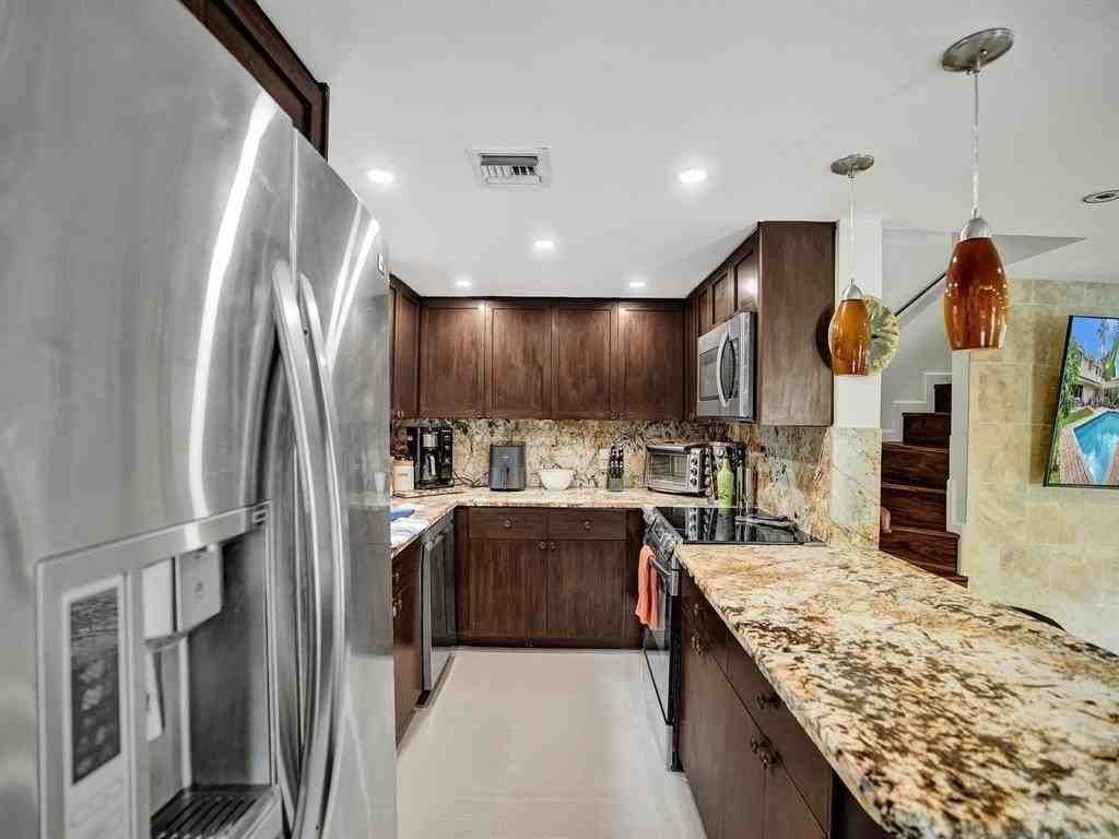 814 Se 13th St #4 - Photo 4 of 25