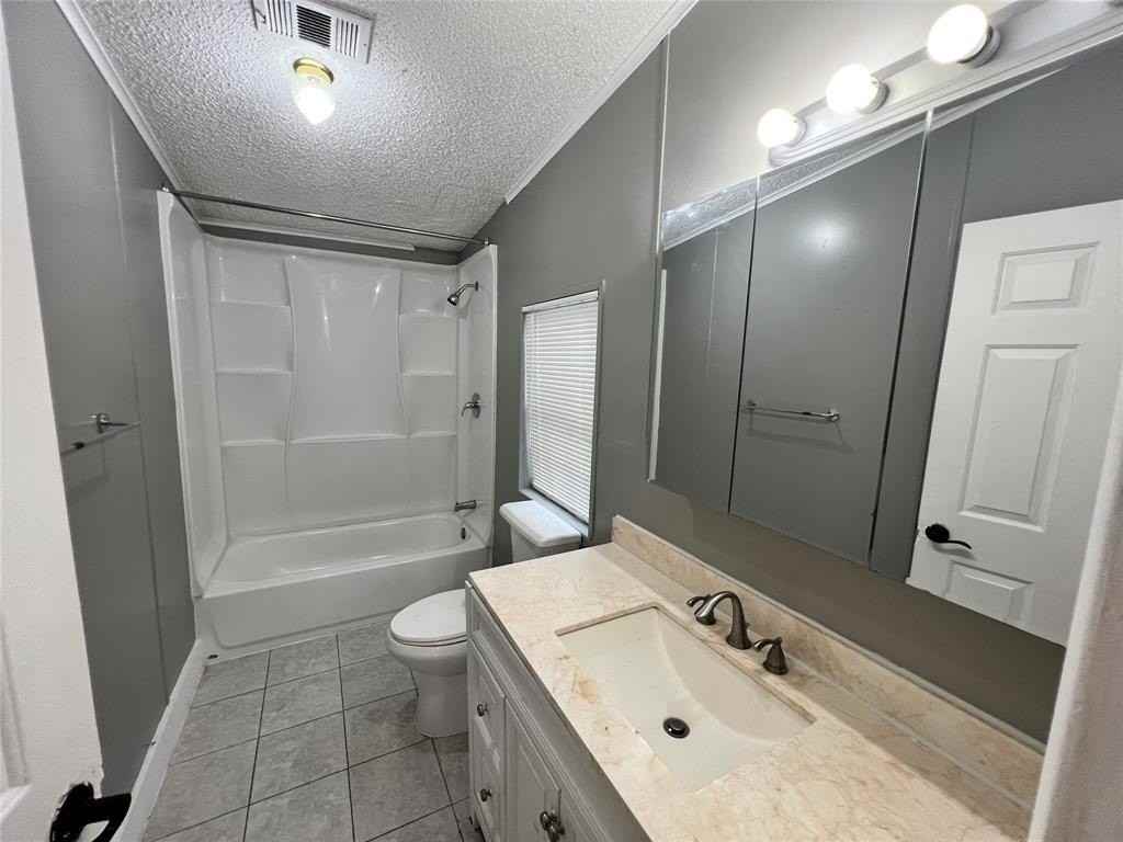 825 Sw 6th Ave - Photo 2 of 7