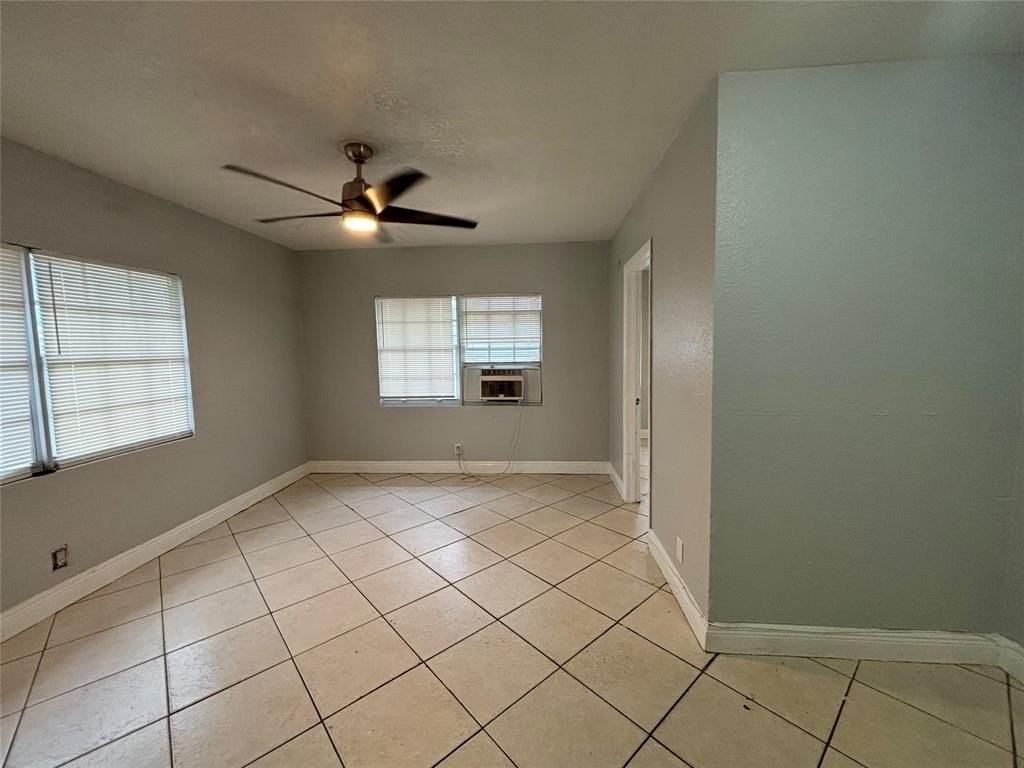 303 S J St - Photo 2 of 10