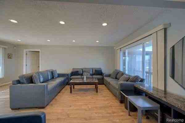 3340 Windcroft Dr - Photo 4 of 26