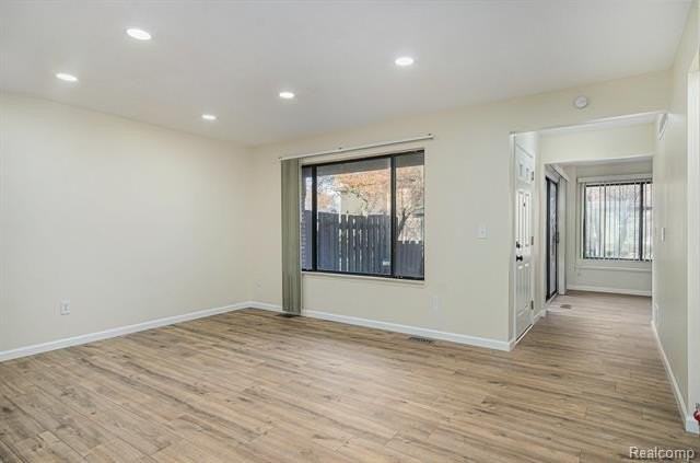 37313 Clubhouse Dr - Photo 3 of 23