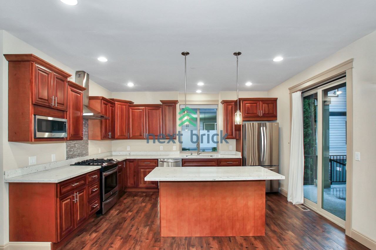 555 Se Andrews St - Photo 2 of 22