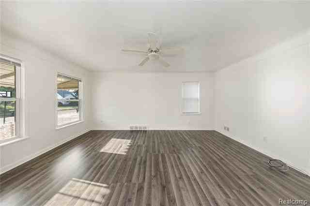 20258 Caldwell St - Photo 3 of 31