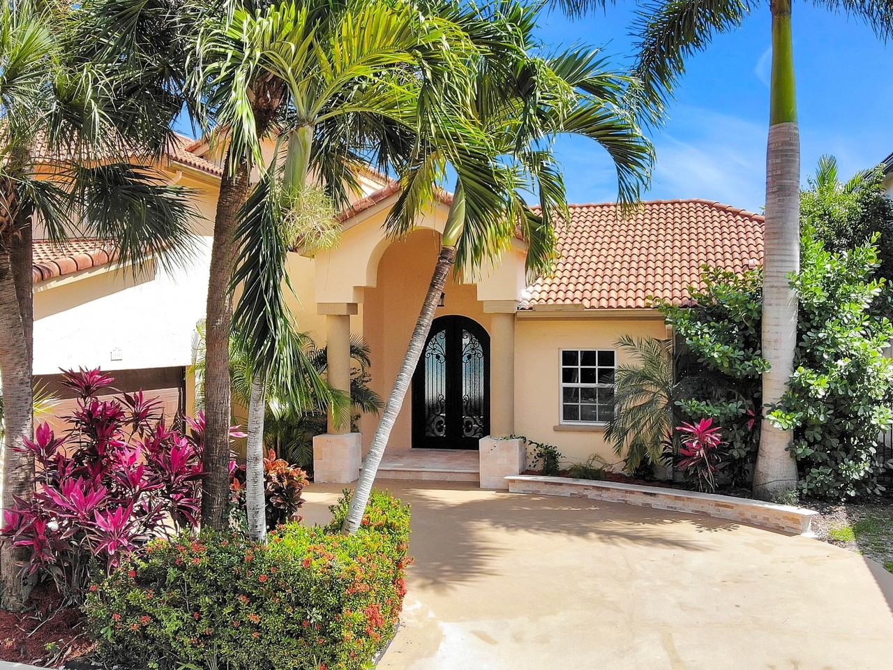 10900 Haydn Dr - Photo 2 of 50