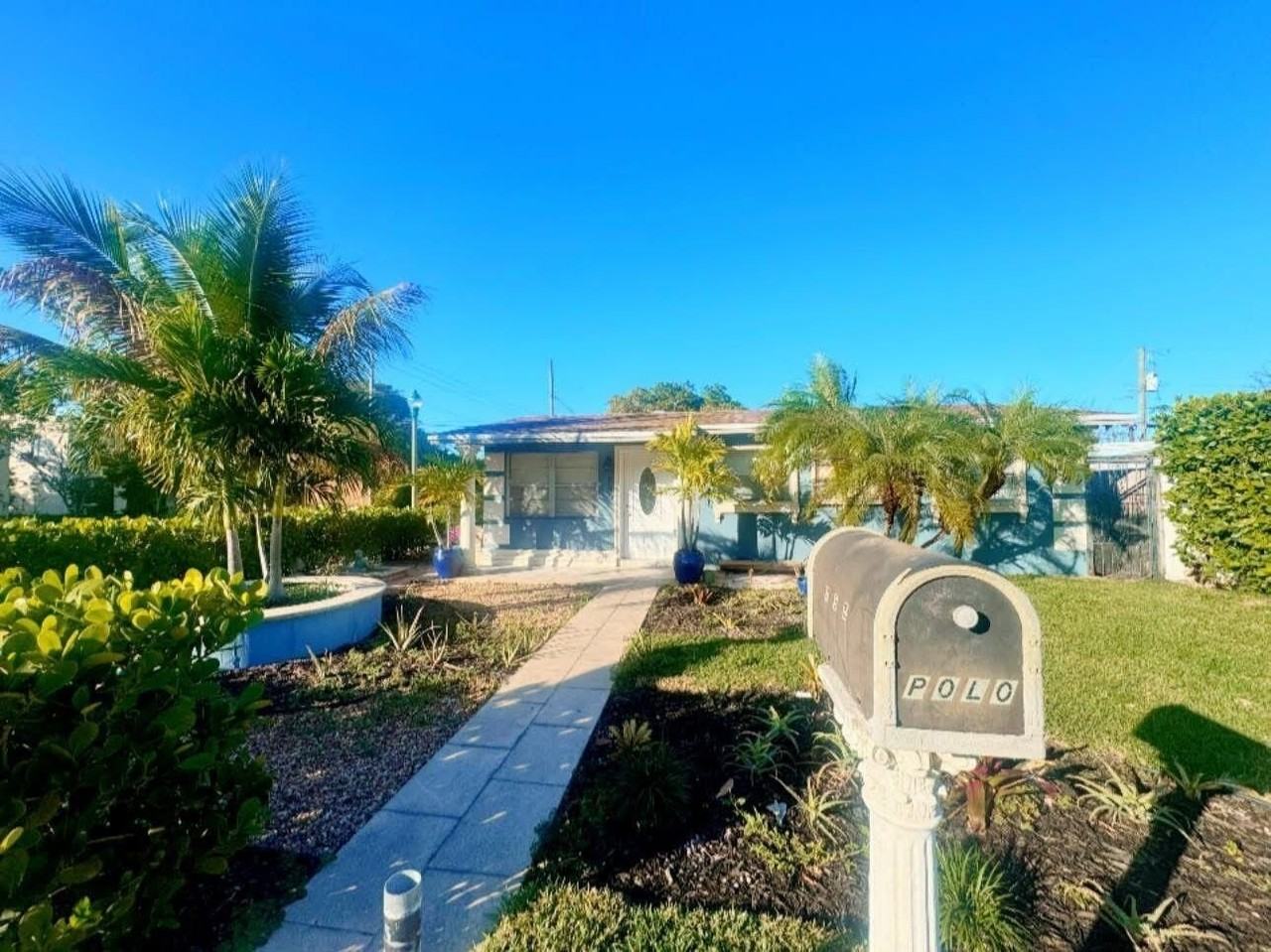 735 Selkirk St - Photo 2 of 19