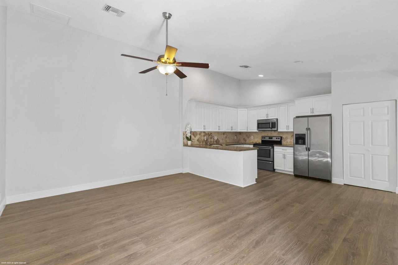 1120 Hyacinth Pl #1126 - Photo 2 of 17