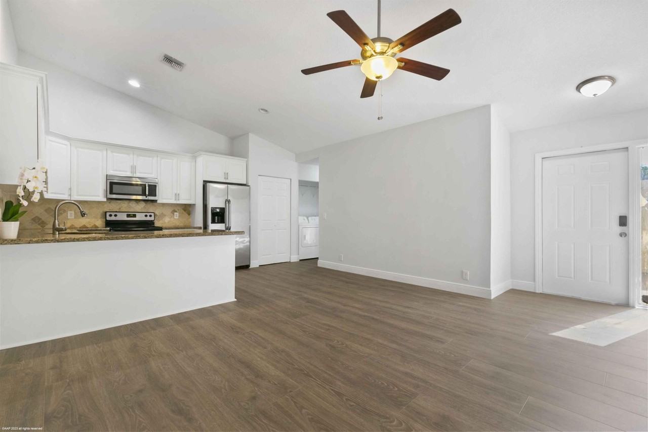 1120 Hyacinth Pl #1126 - Photo 3 of 17